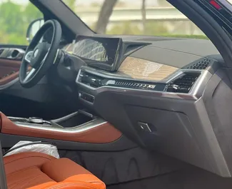 BMW X5 2024 s Pogon na vsa kolesa sistemom, na voljo v na mednarodnem letališču Dubaj.