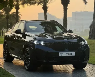 Motor Bencin L BMW X6 2024 za najem v na mednarodnem letališču Dubaj.