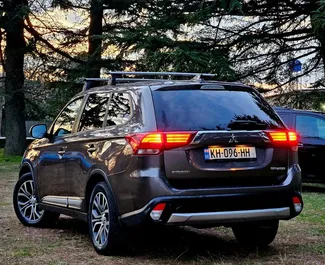 Mitsubishi Outlander Xlのレンタル。グルジアにてでの快適さ, クロスオーバーカーレンタル ✓ 保証金なし ✓ TPL, 乗客数, 盗難, ヤングの保険オプション付き。