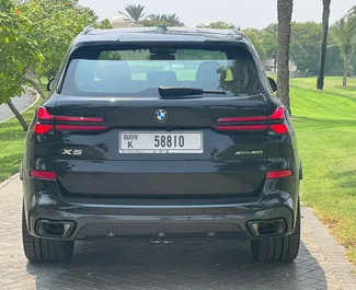 Notranjost BMW X5 za najem v v ZAE. Odličen avtomobil s 5 sedeži in Samodejno menjalnikom.
