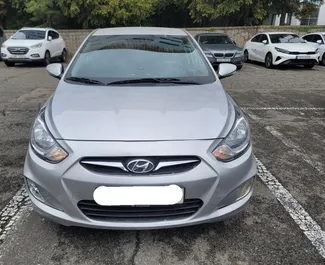 Sprednji pogled najetega avtomobila Hyundai Accent Blue v v mestu Durres, Albanija ✓ Avtomobil #11534. ✓ Menjalnik Samodejno TM ✓ Mnenja 0.
