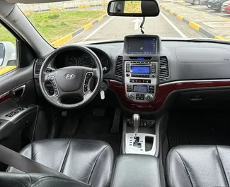 Najem avtomobila Hyundai Santa Fe 2013 v v Albaniji, z značilnostmi ✓ gorivo Dizel in 180 konjskih moči ➤ Od 38 EUR na dan.