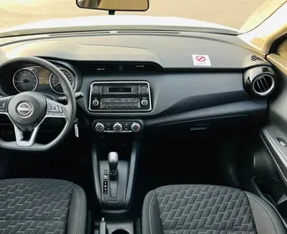 Aluguel de carro Nissan Kicks 2023 nos Emirados Árabes Unidos, com ✓ combustível Gasolina e 150 cavalos de potência ➤ A partir de 110 AED por dia.