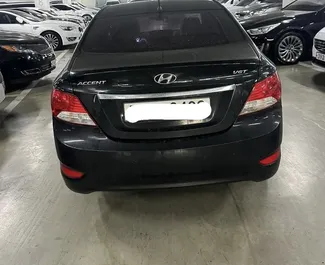 Vista frontal de um aluguel Hyundai Accent Blue em Durres, Albânia ✓ Carro #11535. ✓ Transmissão Automático TM ✓ 0 avaliações.