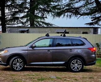 トビリシにてでレンタル可能なMitsubishi Outlander Xl 2017、無制限の走行距離制限付き。