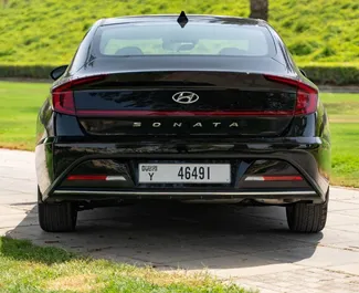 Aluguel de carro Hyundai Sonata 2023 nos Emirados Árabes Unidos, com ✓ combustível Gasolina e 150 cavalos de potência ➤ A partir de 170 AED por dia.