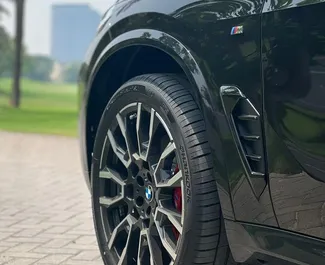 Motor Bencin L BMW X5 2024 za najem v na mednarodnem letališču Dubaj.