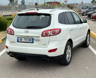 Sprednji pogled najetega avtomobila Hyundai Santa Fe v v mestu Durres, Albanija ✓ Avtomobil #11528. ✓ Menjalnik Samodejno TM ✓ Mnenja 0.