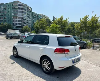 Predný pohľad na prenajaté auto Volkswagen Golf 6 v v Tirane, Albánsko ✓ Auto č. 11387. ✓ Prevodovka Automatické TM ✓ Hodnotenia 0.