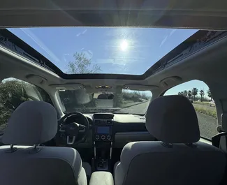 Interior de Subaru Forester para alquilar en Georgia. Un gran coche de 5 plazas con transmisión Automático.