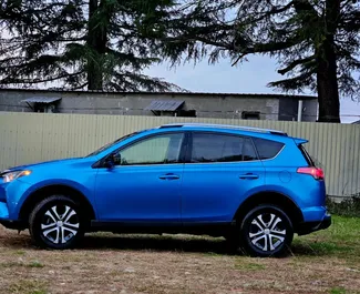 グルジアにてでレンタル可能なToyota Rav4の内装。5人乗りで、自動トランスミッション付きの素晴らしい車です。