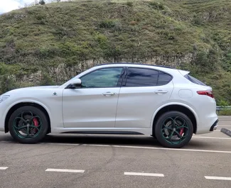 Interiør af Alfa Romeo Stelvio Quadrifoglio til leje i Georgien. En fantastisk 5-sæders bil med en Automatisk transmission.