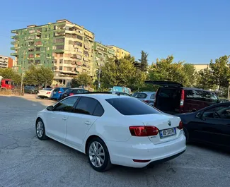 Орендуйте Volkswagen Jetta 2015 в Албанії. Паливо: Дизель. Потужність: 140 к.с. ➤ Вартість від 33 EUR за добу.