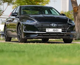 Vista frontal de um aluguel Hyundai Sonata no Dubai, Emirados Árabes Unidos ✓ Carro #11441. ✓ Transmissão Automático TM ✓ 0 avaliações.