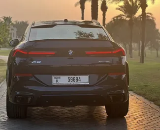 Sprednji pogled najetega avtomobila BMW X6 v na mednarodnem letališču Dubaj, ZAE ✓ Avtomobil #11562. ✓ Menjalnik Samodejno TM ✓ Mnenja 0.