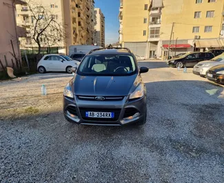 Notranjost Ford Kuga za najem v v Albaniji. Odličen avtomobil s 5 sedeži in Samodejno menjalnikom.