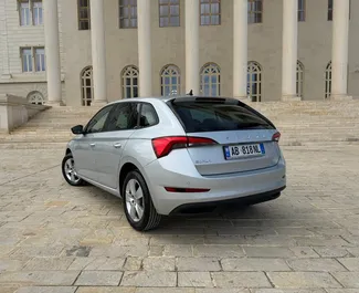 Vista frontal de um aluguel Skoda Scala no aeroporto de Tirana, Albânia ✓ Carro #11482. ✓ Transmissão Automático TM ✓ 0 avaliações.