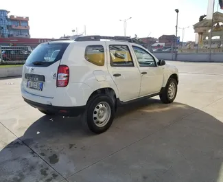 Vista frontal de um aluguel Dacia Duster no aeroporto de Tirana, Albânia ✓ Carro #11492. ✓ Transmissão Manual TM ✓ 0 avaliações.