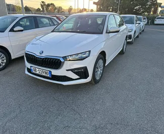 Vista frontal de um aluguel Skoda Scala no aeroporto de Tirana, Albânia ✓ Carro #11518. ✓ Transmissão Manual TM ✓ 0 avaliações.