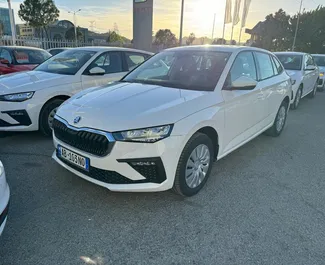 Vista frontal de um aluguel Skoda Scala no aeroporto de Tirana, Albânia ✓ Carro #11524. ✓ Transmissão Manual TM ✓ 0 avaliações.