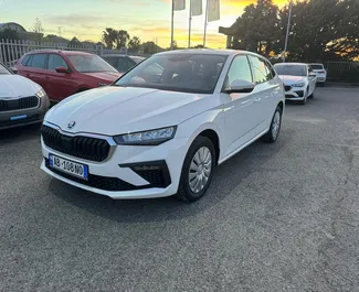 Vista frontal de um aluguel Skoda Scala no aeroporto de Tirana, Albânia ✓ Carro #11522. ✓ Transmissão Manual TM ✓ 0 avaliações.