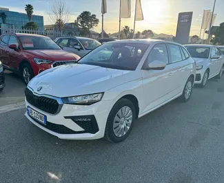 Vista frontal de um aluguel Skoda Scala no aeroporto de Tirana, Albânia ✓ Carro #11519. ✓ Transmissão Manual TM ✓ 0 avaliações.