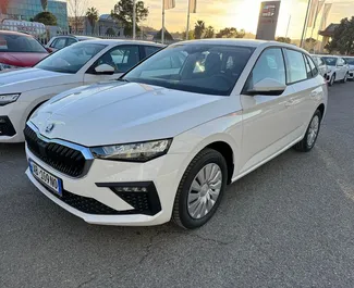 Vista frontal de um aluguel Skoda Scala no aeroporto de Tirana, Albânia ✓ Carro #11521. ✓ Transmissão Manual TM ✓ 0 avaliações.