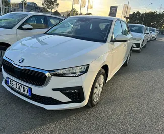 Vista frontal de um aluguel Skoda Scala no aeroporto de Tirana, Albânia ✓ Carro #11523. ✓ Transmissão Manual TM ✓ 0 avaliações.