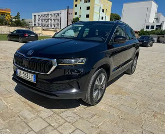 Vista frontal de um aluguel Skoda Karoq no aeroporto de Tirana, Albânia ✓ Carro #11526. ✓ Transmissão Automático TM ✓ 0 avaliações.