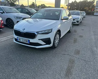 Vista frontal de um aluguel Skoda Scala no aeroporto de Tirana, Albânia ✓ Carro #11520. ✓ Transmissão Manual TM ✓ 0 avaliações.