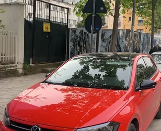 Vista frontal de um aluguel Volkswagen Polo no aeroporto de Tirana, Albânia ✓ Carro #11501. ✓ Transmissão Automático TM ✓ 0 avaliações.