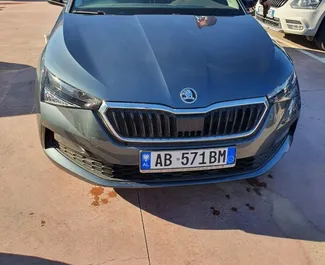 Vista frontal de um aluguel Skoda Scala no aeroporto de Tirana, Albânia ✓ Carro #11495. ✓ Transmissão Automático TM ✓ 0 avaliações.