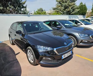 Vista frontal de um aluguel Skoda Scala no aeroporto de Tirana, Albânia ✓ Carro #11514. ✓ Transmissão Automático TM ✓ 0 avaliações.