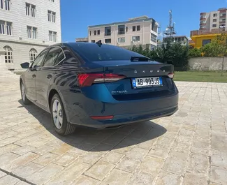 Vista frontal de um aluguel Skoda Octavia no aeroporto de Tirana, Albânia ✓ Carro #11511. ✓ Transmissão Automático TM ✓ 0 avaliações.