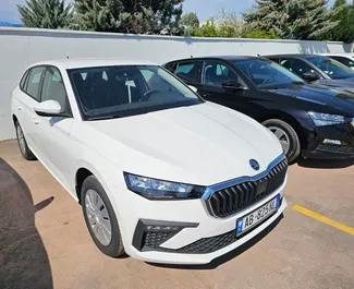 Vista frontal de um aluguel Skoda Scala no aeroporto de Tirana, Albânia ✓ Carro #11516. ✓ Transmissão Manual TM ✓ 0 avaliações.