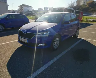 Vista frontal de um aluguel Skoda Fabia no aeroporto de Tirana, Albânia ✓ Carro #11497. ✓ Transmissão Manual TM ✓ 0 avaliações.