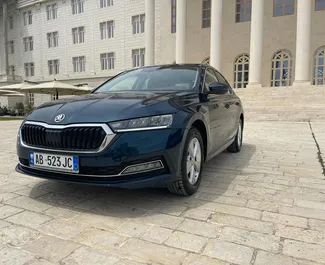 Vista frontal de um aluguel Skoda Octavia no aeroporto de Tirana, Albânia ✓ Carro #11507. ✓ Transmissão Automático TM ✓ 0 avaliações.