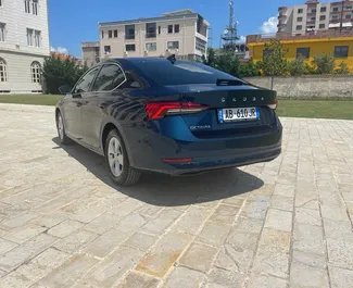 Vista frontal de um aluguel Skoda Octavia no aeroporto de Tirana, Albânia ✓ Carro #11508. ✓ Transmissão Automático TM ✓ 0 avaliações.