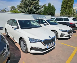 Vista frontal de um aluguel Skoda Scala no aeroporto de Tirana, Albânia ✓ Carro #11515. ✓ Transmissão Automático TM ✓ 0 avaliações.