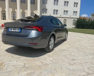 Vista frontal de um aluguel Skoda Octavia no aeroporto de Tirana, Albânia ✓ Carro #11510. ✓ Transmissão Automático TM ✓ 0 avaliações.