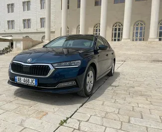 Vista frontal de um aluguel Skoda Octavia no aeroporto de Tirana, Albânia ✓ Carro #11506. ✓ Transmissão Automático TM ✓ 0 avaliações.