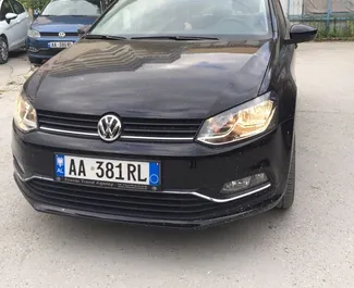 Vista frontal de um aluguel Volkswagen Polo no aeroporto de Tirana, Albânia ✓ Carro #11490. ✓ Transmissão Manual TM ✓ 0 avaliações.