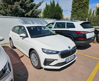 Vista frontal de um aluguel Skoda Scala no aeroporto de Tirana, Albânia ✓ Carro #11517. ✓ Transmissão Manual TM ✓ 0 avaliações.