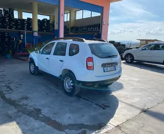 Vista frontal de um aluguel Dacia Duster no aeroporto de Tirana, Albânia ✓ Carro #11493. ✓ Transmissão Manual TM ✓ 0 avaliações.