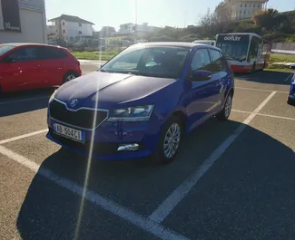 Vista frontal de um aluguel Skoda Fabia no aeroporto de Tirana, Albânia ✓ Carro #11498. ✓ Transmissão Manual TM ✓ 0 avaliações.