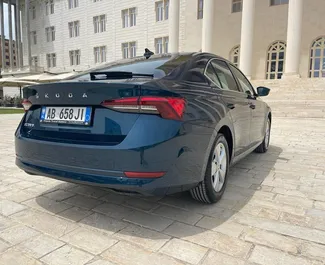 Vista frontal de um aluguel Skoda Octavia no aeroporto de Tirana, Albânia ✓ Carro #11509. ✓ Transmissão Automático TM ✓ 0 avaliações.