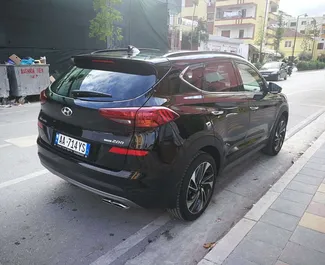 Aluguel de carro Hyundai Tucson 2019 na Albânia, com ✓ combustível Gasóleo e  cavalos de potência ➤ A partir de 60 EUR por dia.