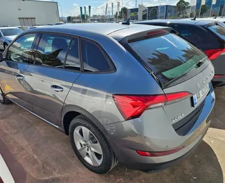 Vista frontal de um aluguel Skoda Scala no aeroporto de Tirana, Albânia ✓ Carro #11512. ✓ Transmissão Automático TM ✓ 0 avaliações.