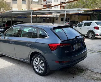 Vista frontal de um aluguel Skoda Scala no aeroporto de Tirana, Albânia ✓ Carro #11496. ✓ Transmissão Automático TM ✓ 0 avaliações.