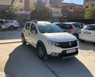 Vista frontal de um aluguel Dacia Sandero Stepway no aeroporto de Tirana, Albânia ✓ Carro #11491. ✓ Transmissão Manual TM ✓ 0 avaliações.